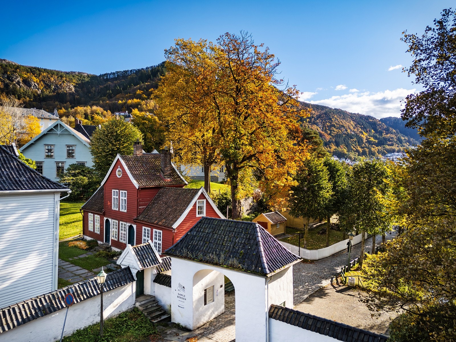 Man rusler til sentrum via hyggelige omgivelser i Gamle Bergen. Galleribilde