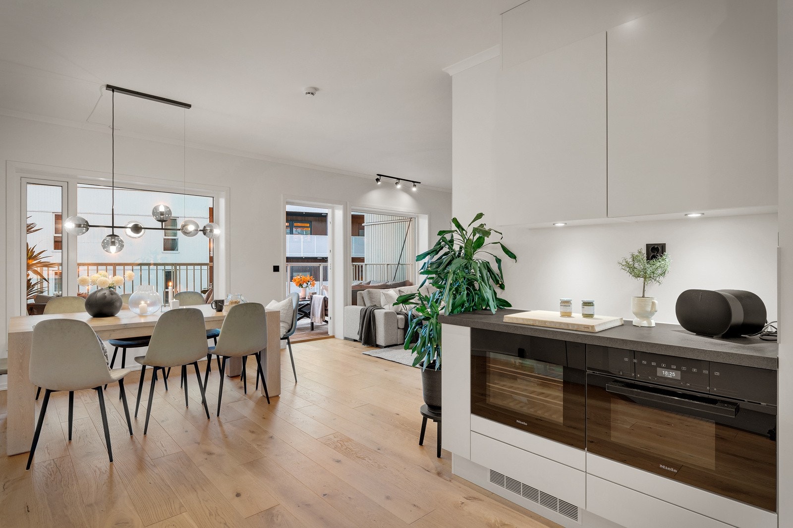 Meget påkostede hvitevarer på kjøkken. Galleribilde