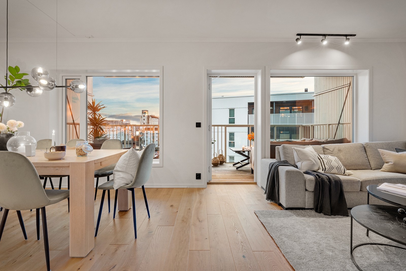 Romslig stue med god plass til flere sittegrupper. Galleribilde