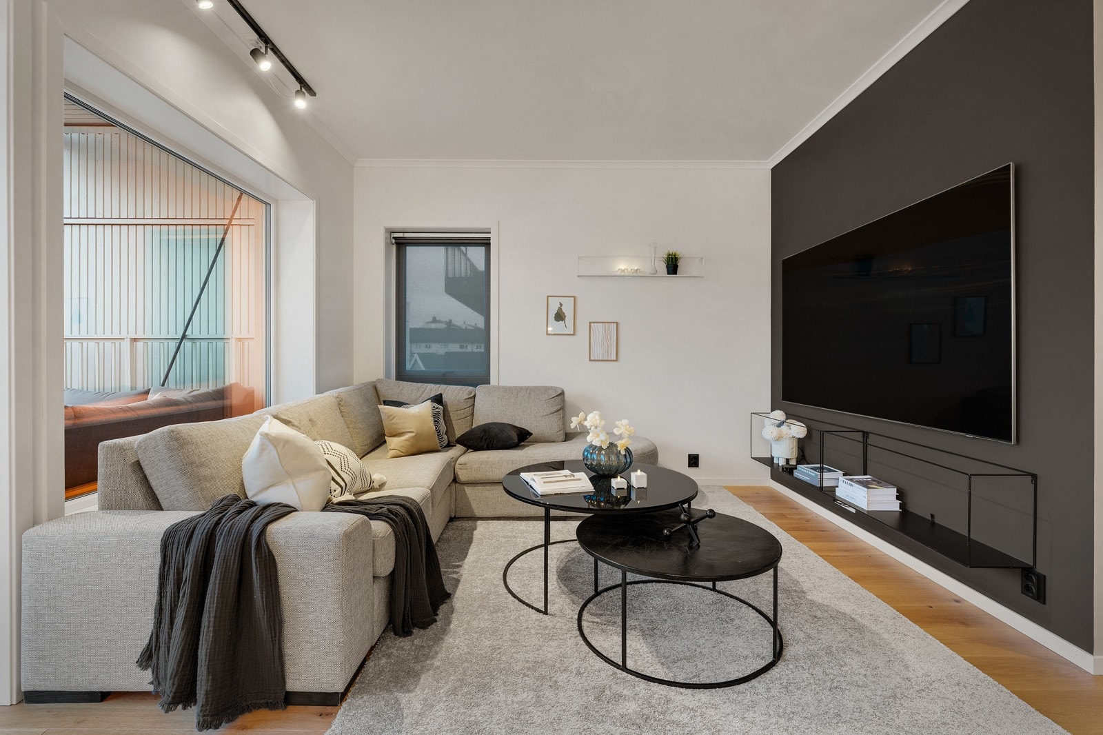 Stuen er praktisk oppdelt med naturlige soner for ulike formål. Galleribilde