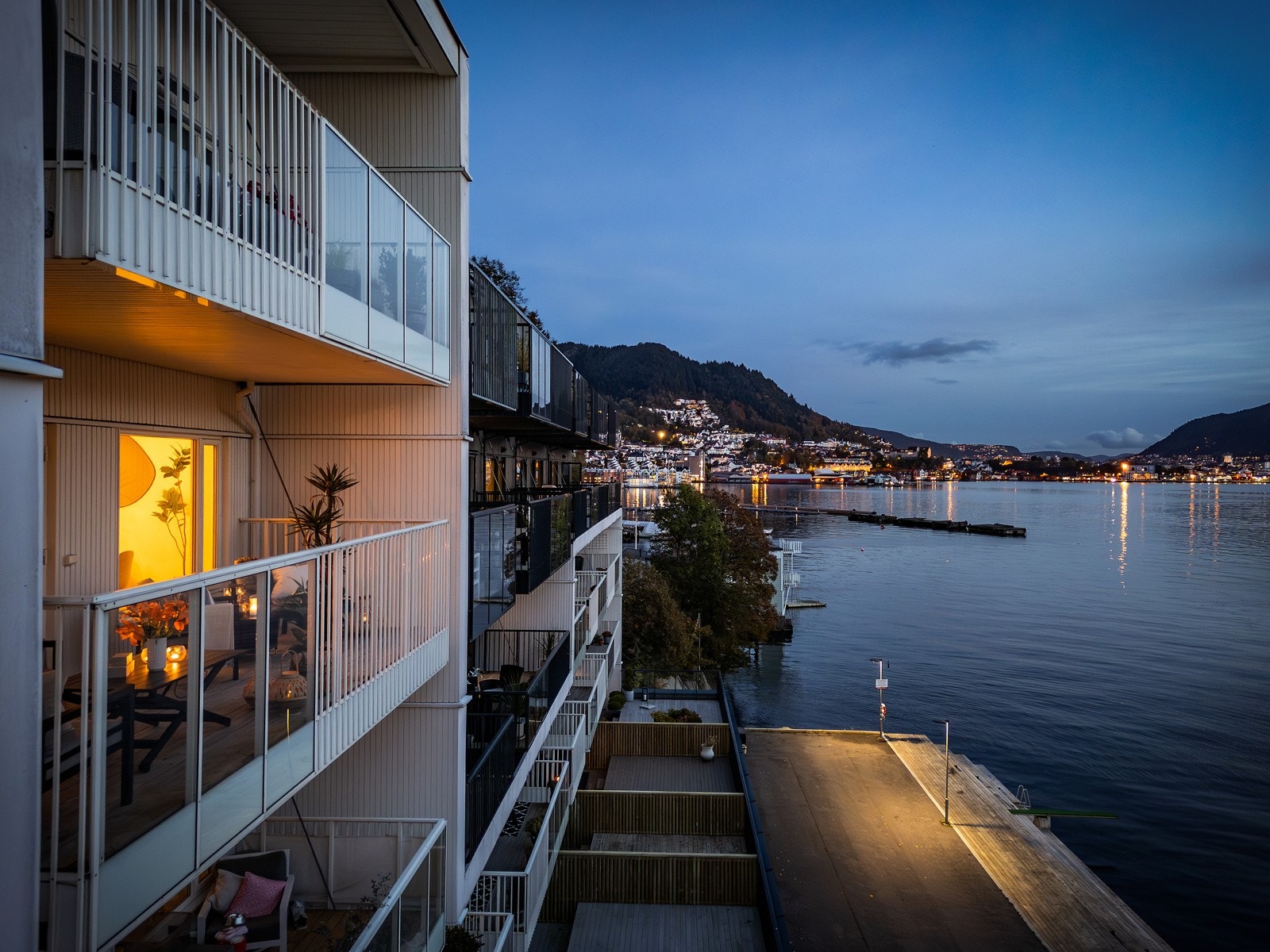 Usjenert balkong med god skjerming mot nabo. Galleribilde