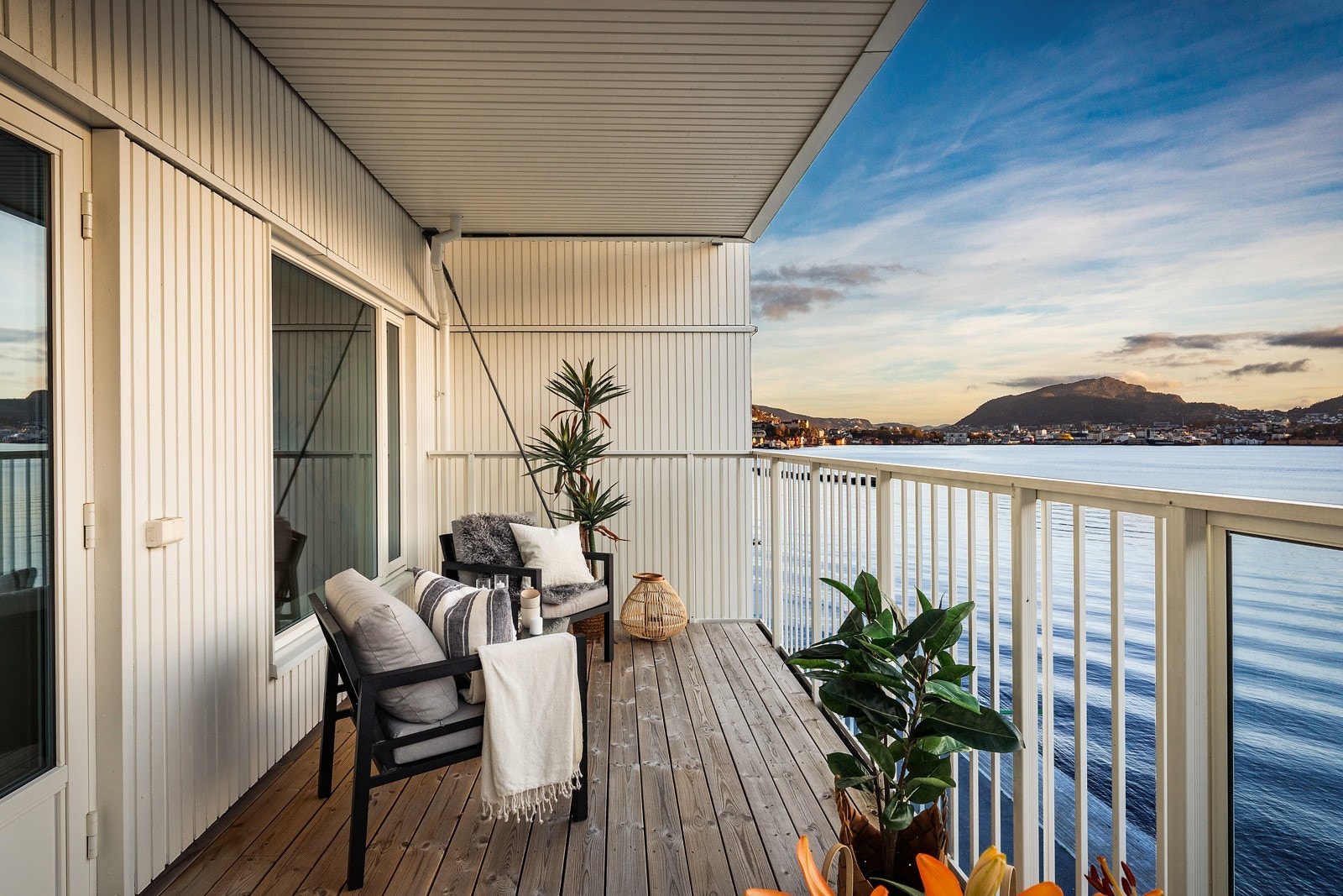 Balkongen er vidunderlig - legg merke til veggen mot nabo Galleribilde