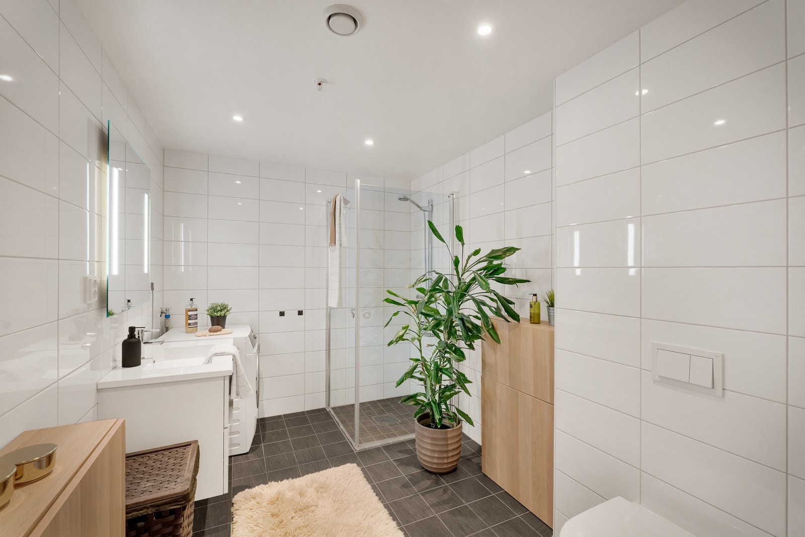 Helfliset bad med moderne innredning, spotlights i tak og varme i gulv. Galleribilde