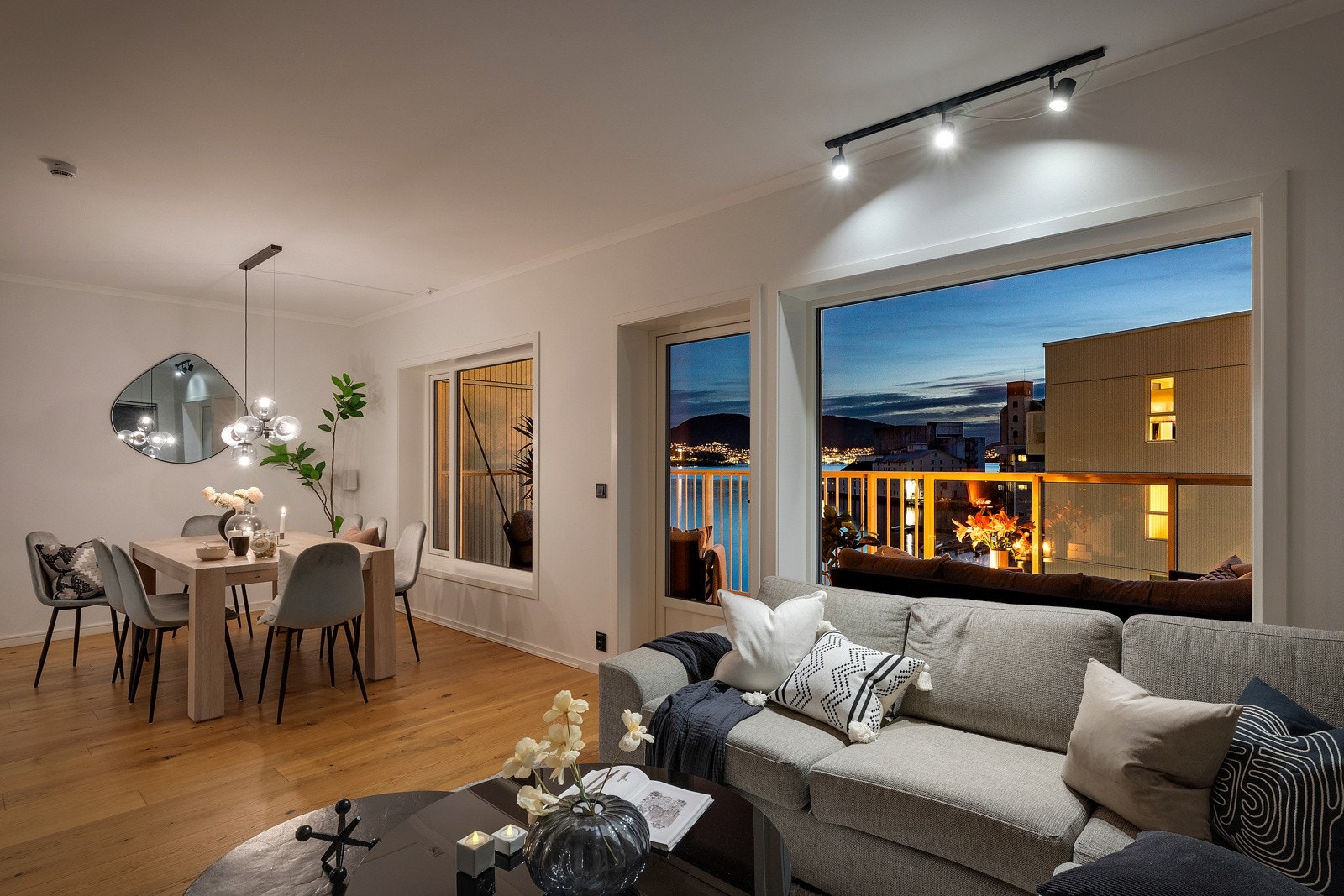 Utgang til overbygget balkong fra stue. Galleribilde