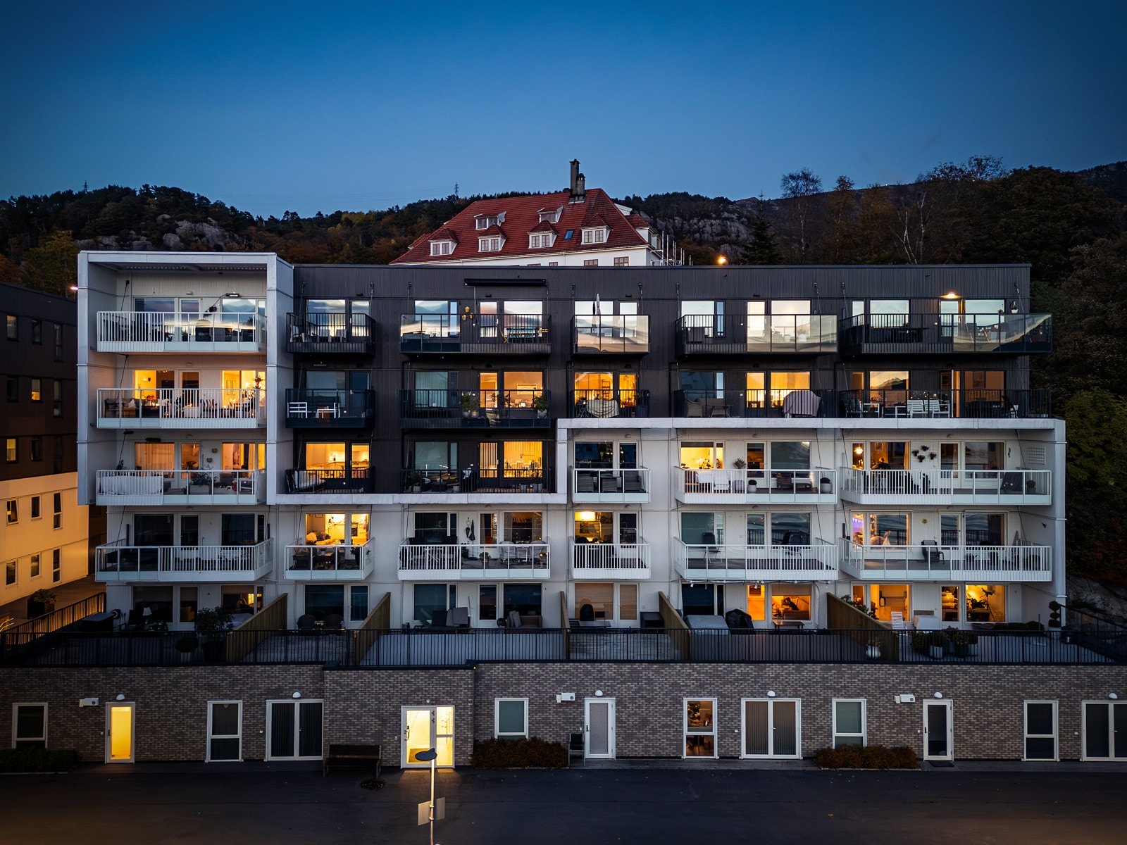 Moderne bygg i attraktivt område Galleribilde