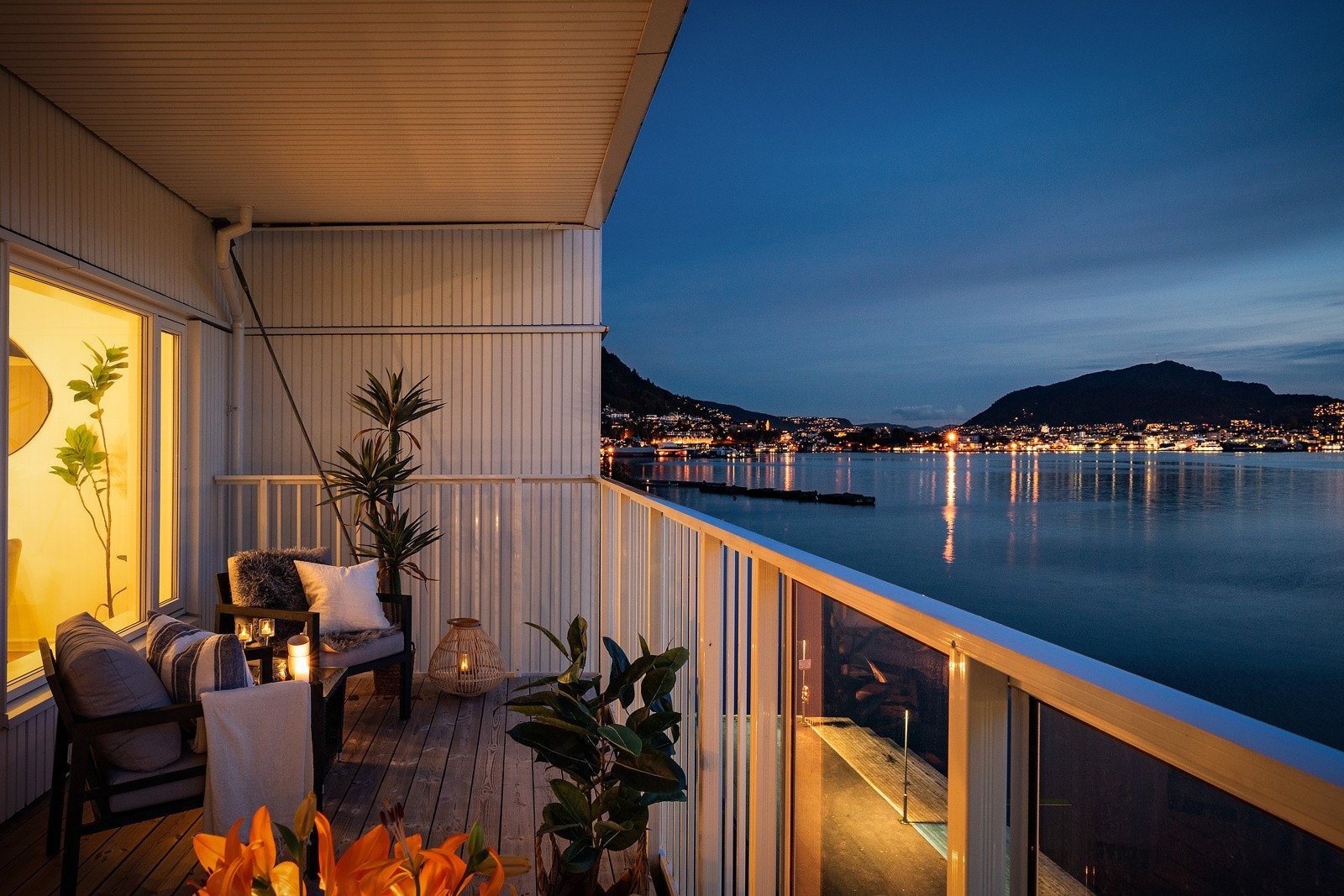 Overbygget balkong med nydelig utsikt. Legg merke til at dette er en av få med skjerming mot nabo. Galleribilde