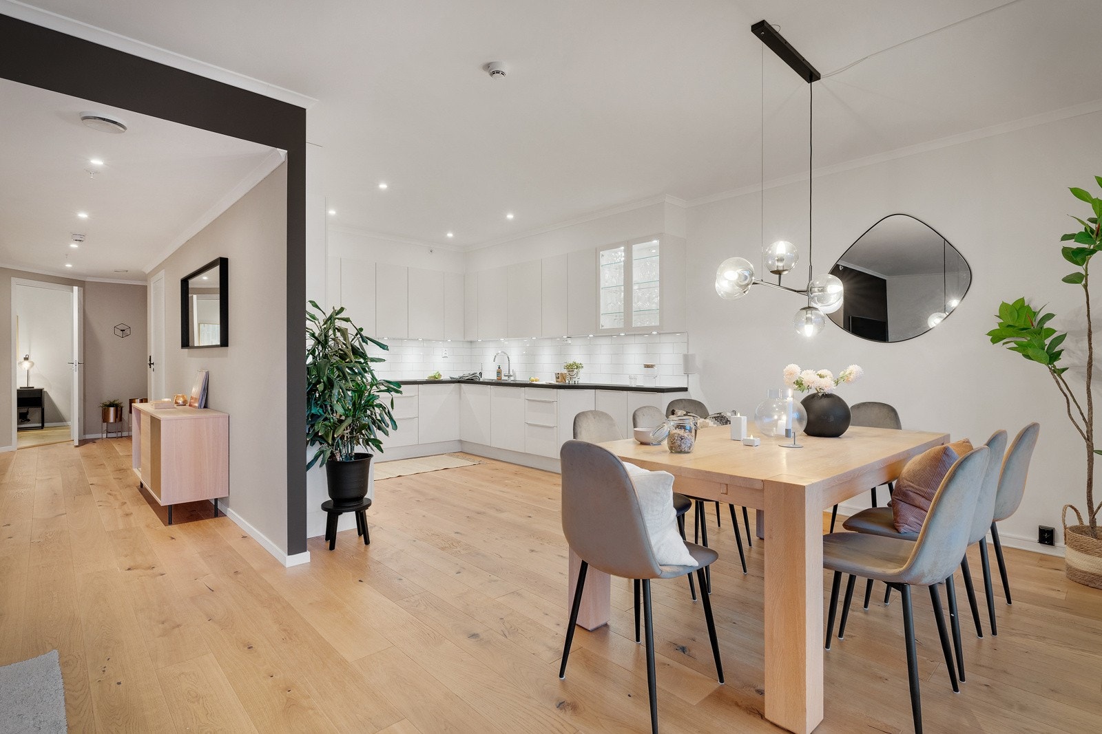 Plass til stort spisebord ved kjøkken. Galleribilde