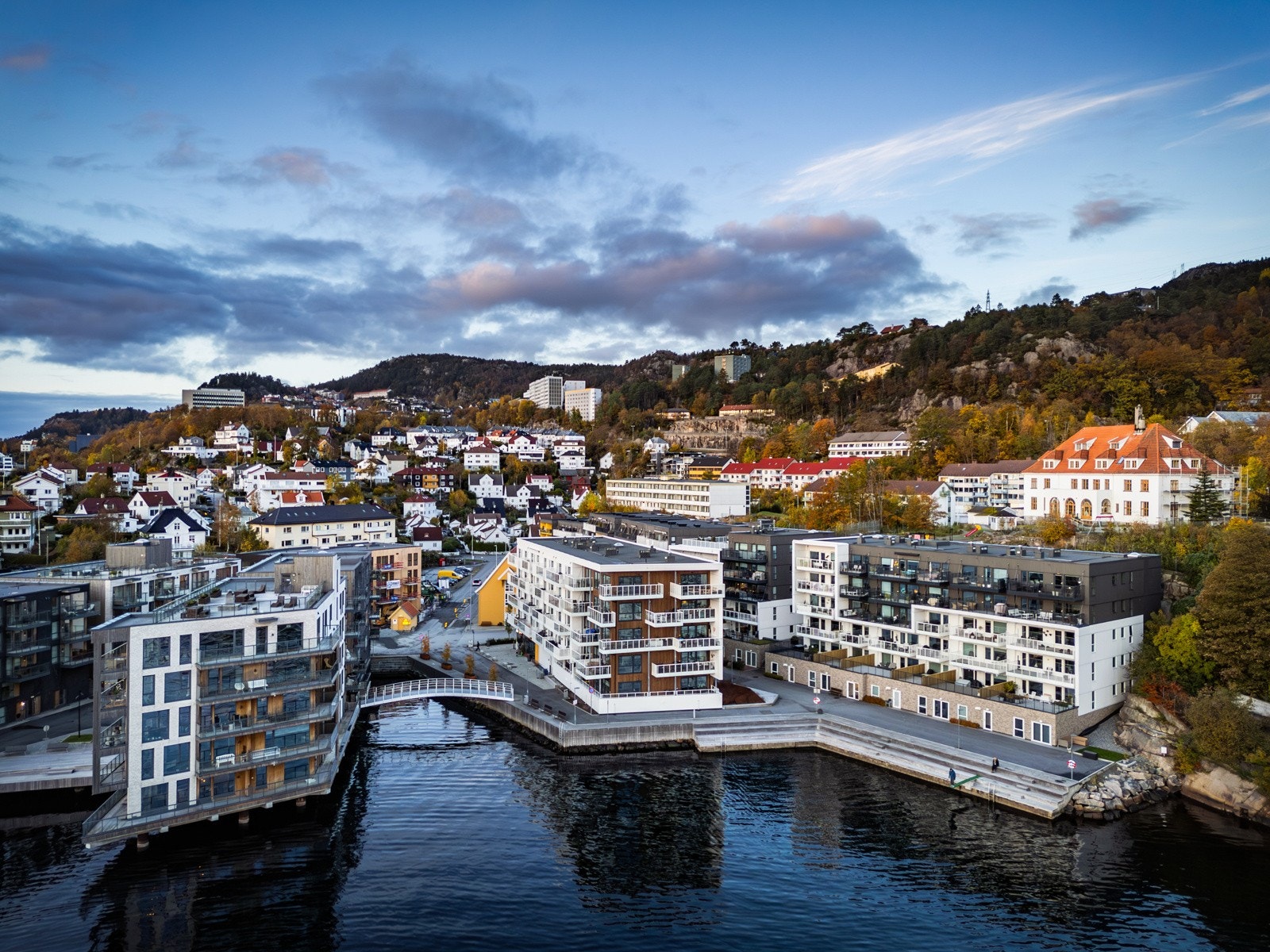 Området ved sjøen består for det meste av nyere leilighetsbygg. Galleribilde