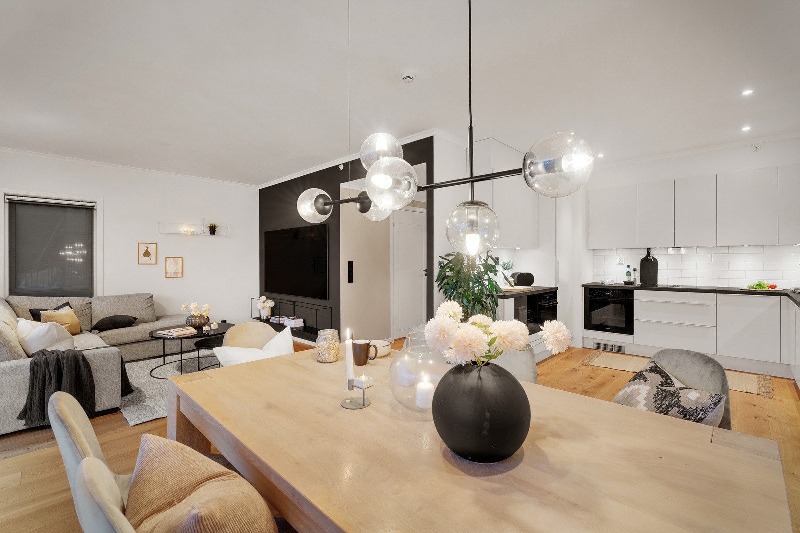 Kjøkkenet ligger fint avdelt fra stue Galleribilde