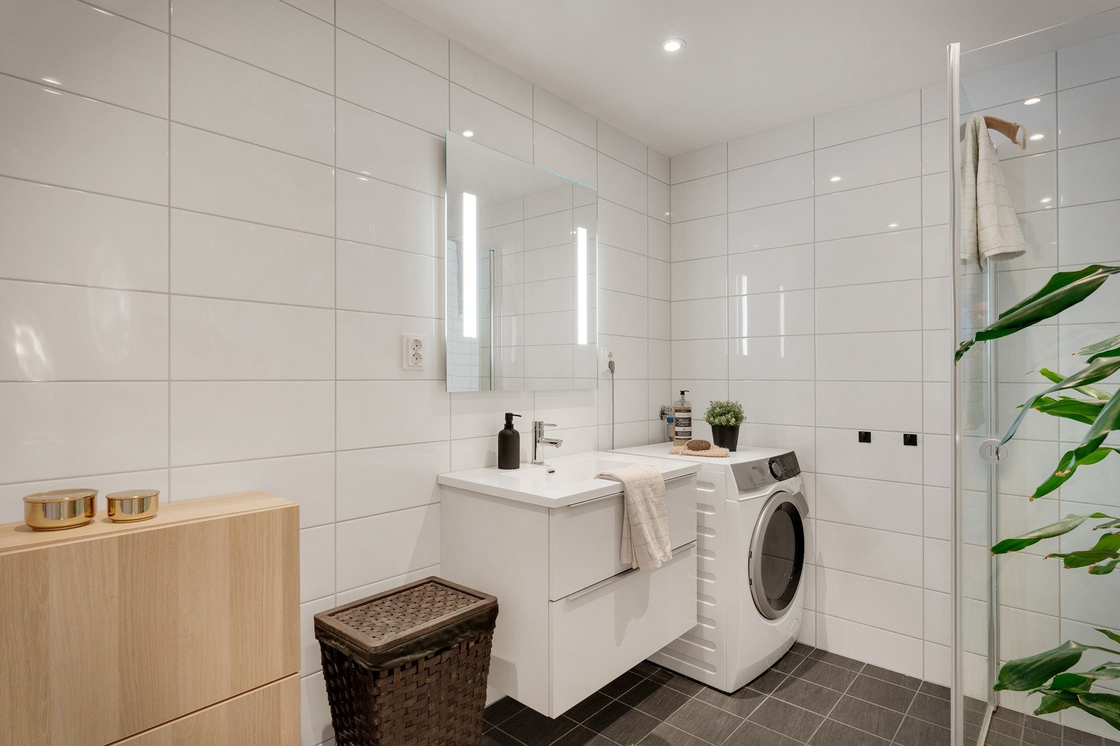 Opplegg for vaskemaskin på bad. Galleribilde