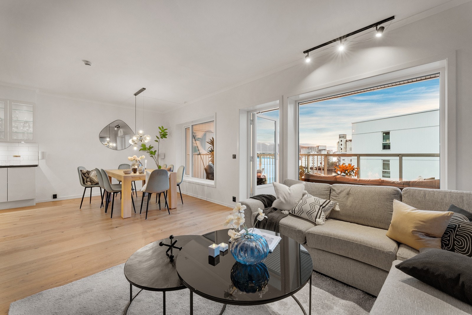 Lyse og delikate overflater i fin harmoni med store vinduer. Galleribilde