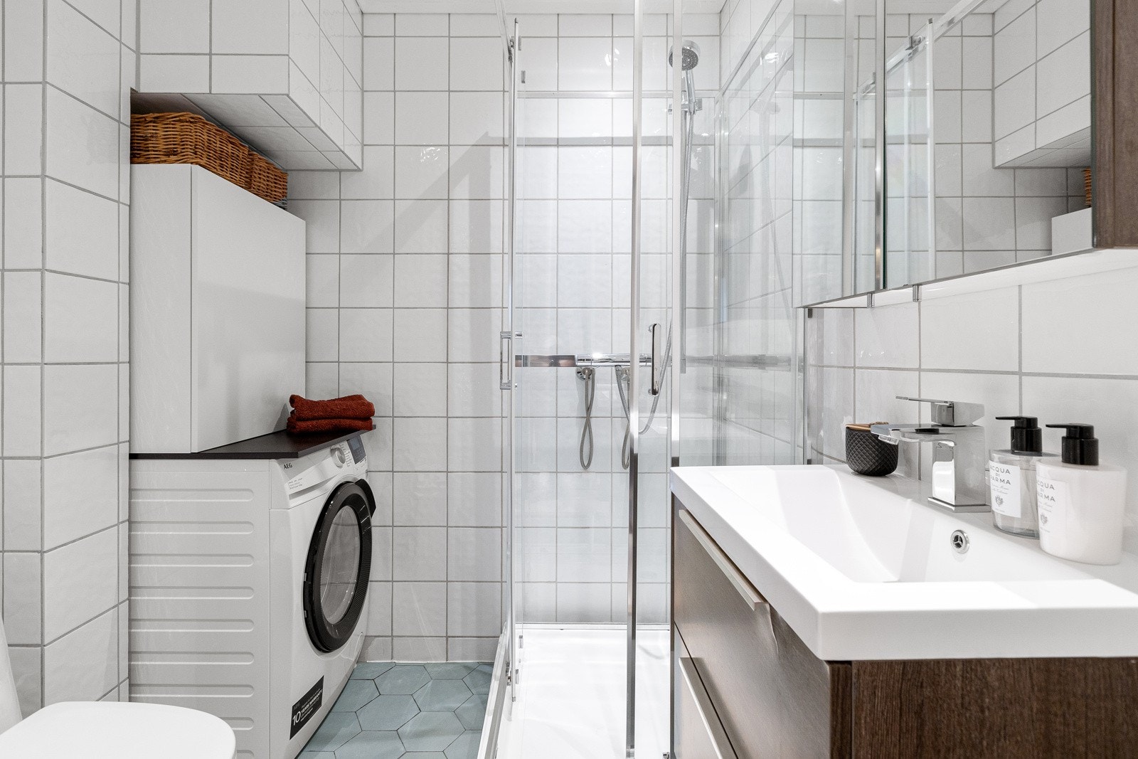 Flislagt bad med elektriske varmekabler i gulv, med adkomst fra entré. Galleribilde