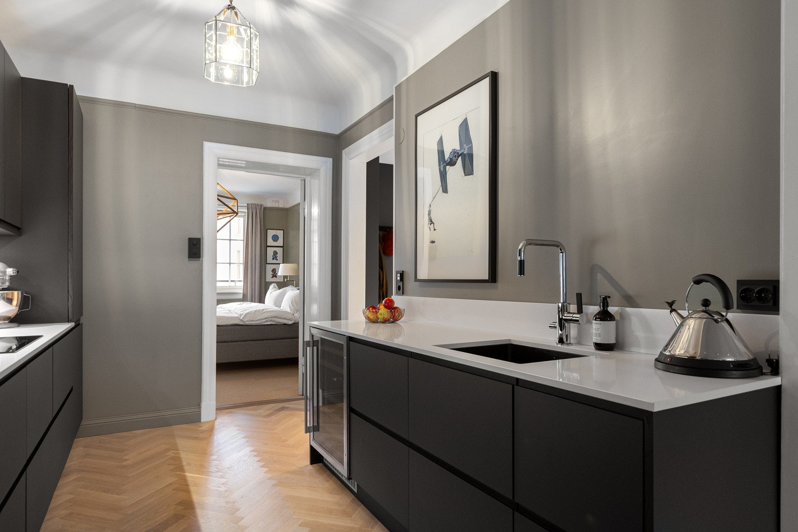 Kjøkkenet er innredet med integrerte hvitevarer som kjøl-/fryseskap, oppvaskmaskin, induksjonstopp, komfyr og mikro fra Gaggenau, samt vinskap fra Temptech. Galleribilde