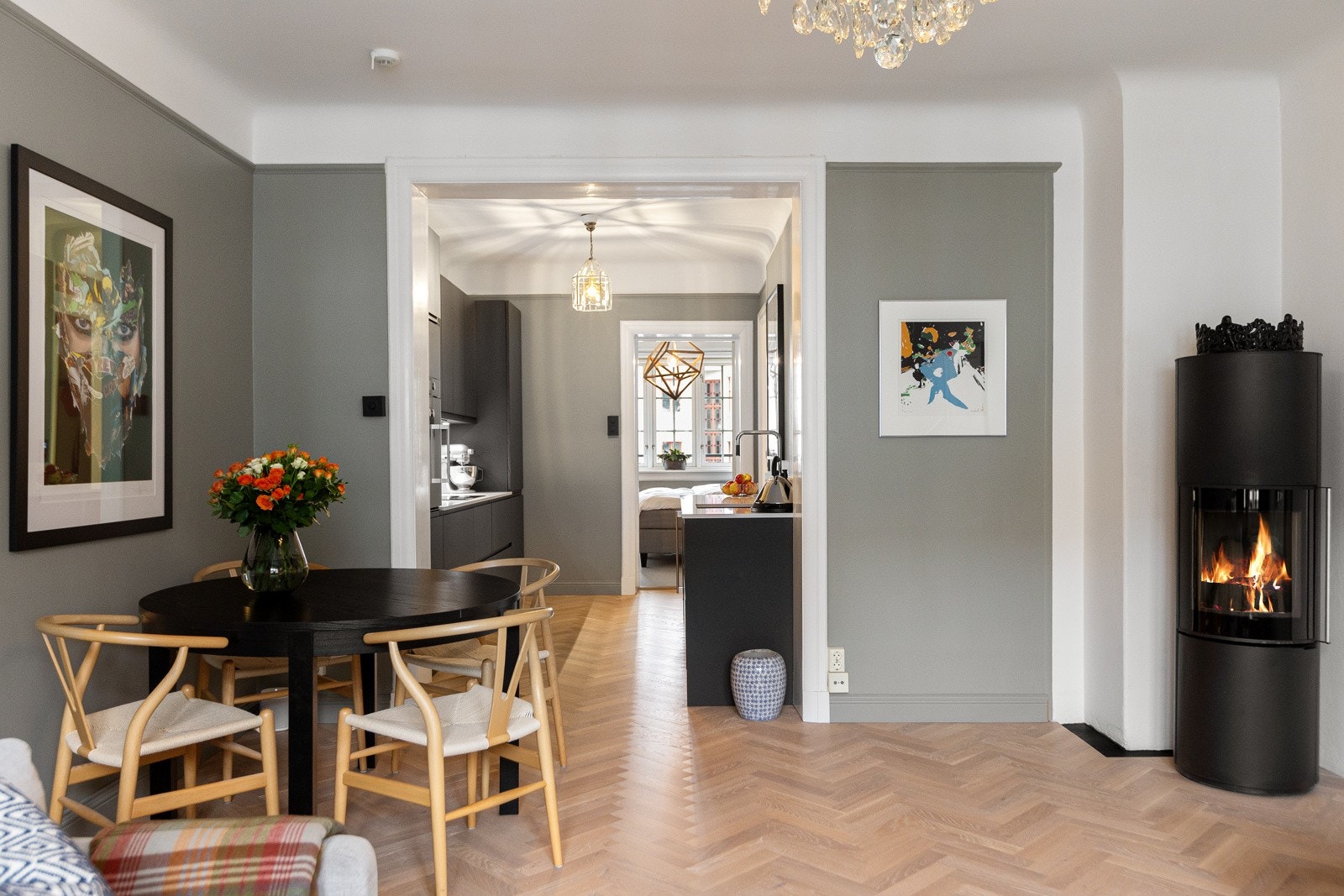 Mellom kjøkken og stue er det god plass til et spisebord, som gir mulighet for en naturlig og fin soneinndeling av oppholdsrommet. Galleribilde