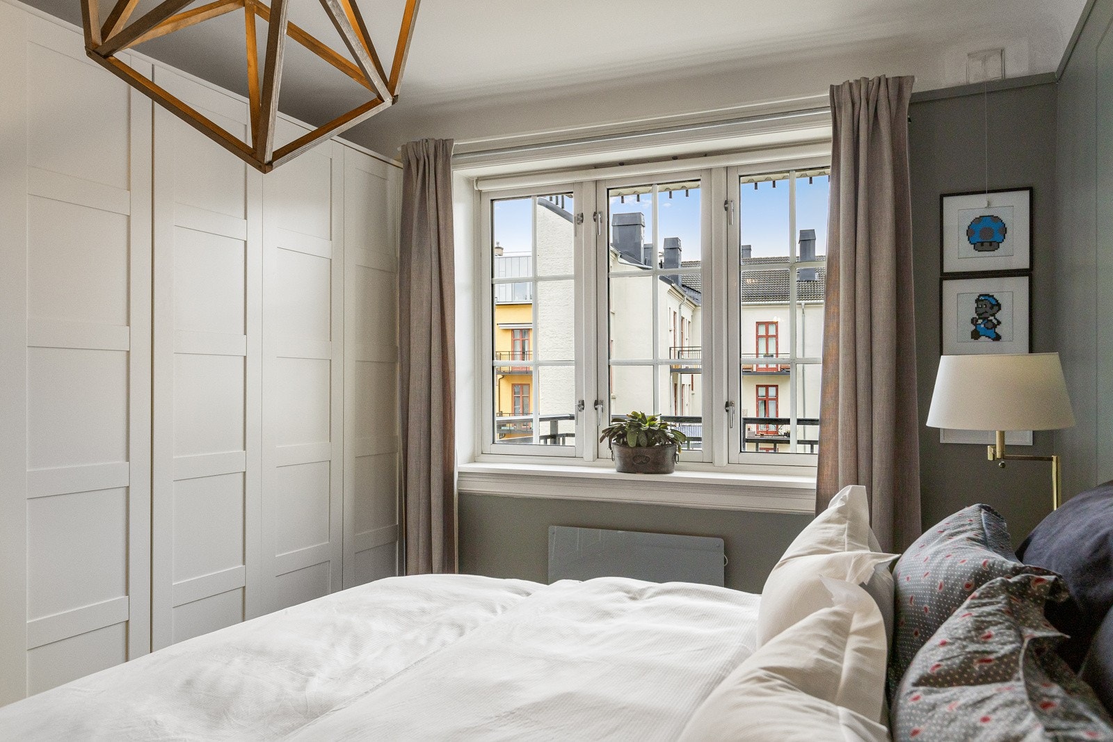 Her er det store vinduer slipper inn rikelig med naturlig lys, og rommet vender ut mot en stille bakgård, skjermet fra trafikk og støy. Galleribilde