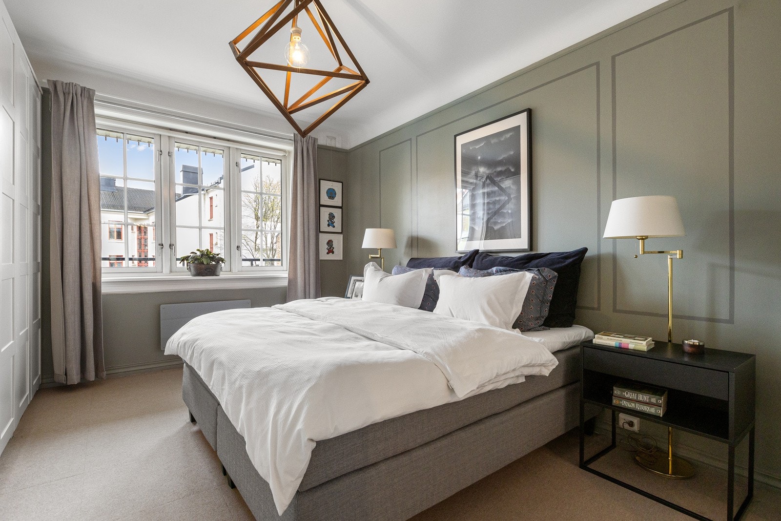 Hovedsoverommet er romslig, med et lekkert fargevalg på veggene, og det er god plass til dobbeltseng med nattbord på hver side. Galleribilde