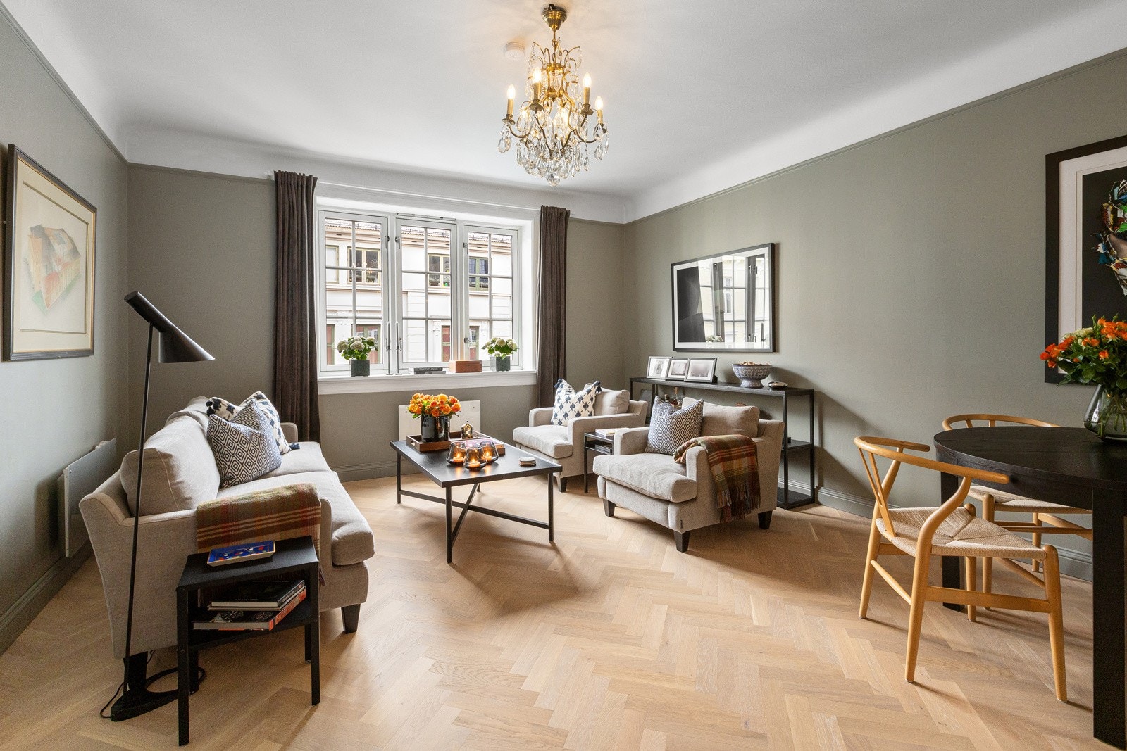 Stuen er romslig og flott opplyst med store vindusflater som slipper inn rikelig med naturlig lys og skaper en innbydende atmosfære. Galleribilde