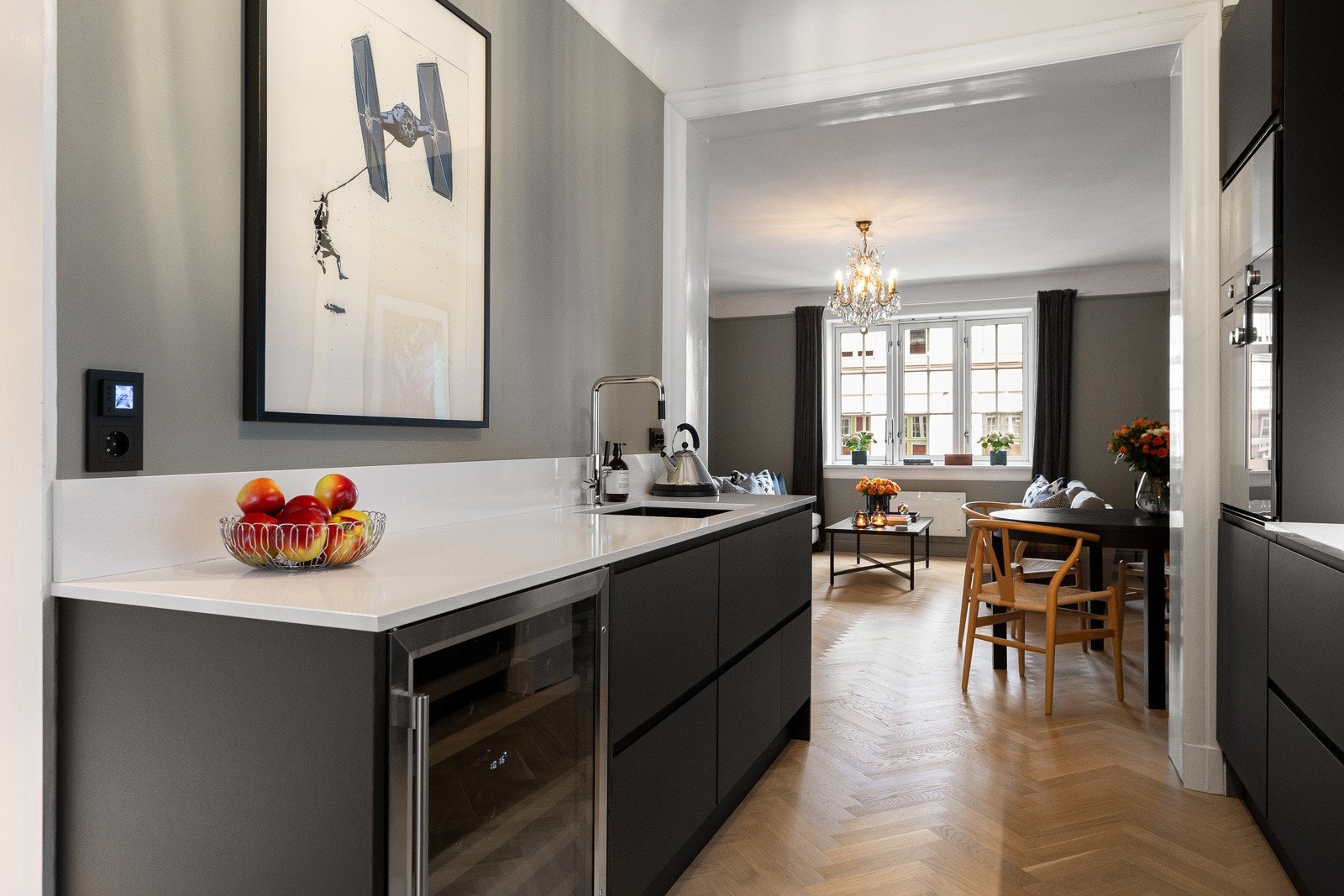 Kjøkkeninnredningen har glatte, mørke fronter i eikefinér og linoleum, og fremstår både moderne og funksjonell. Galleribilde