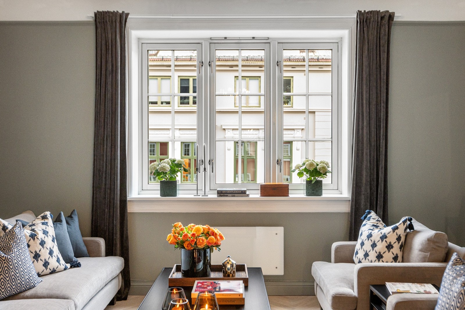 Gulvet er belagt med eksklusiv fiskebensparkett fra svenske Bjelin, som tilfører rommet et tidløst og elegant preg. Galleribilde