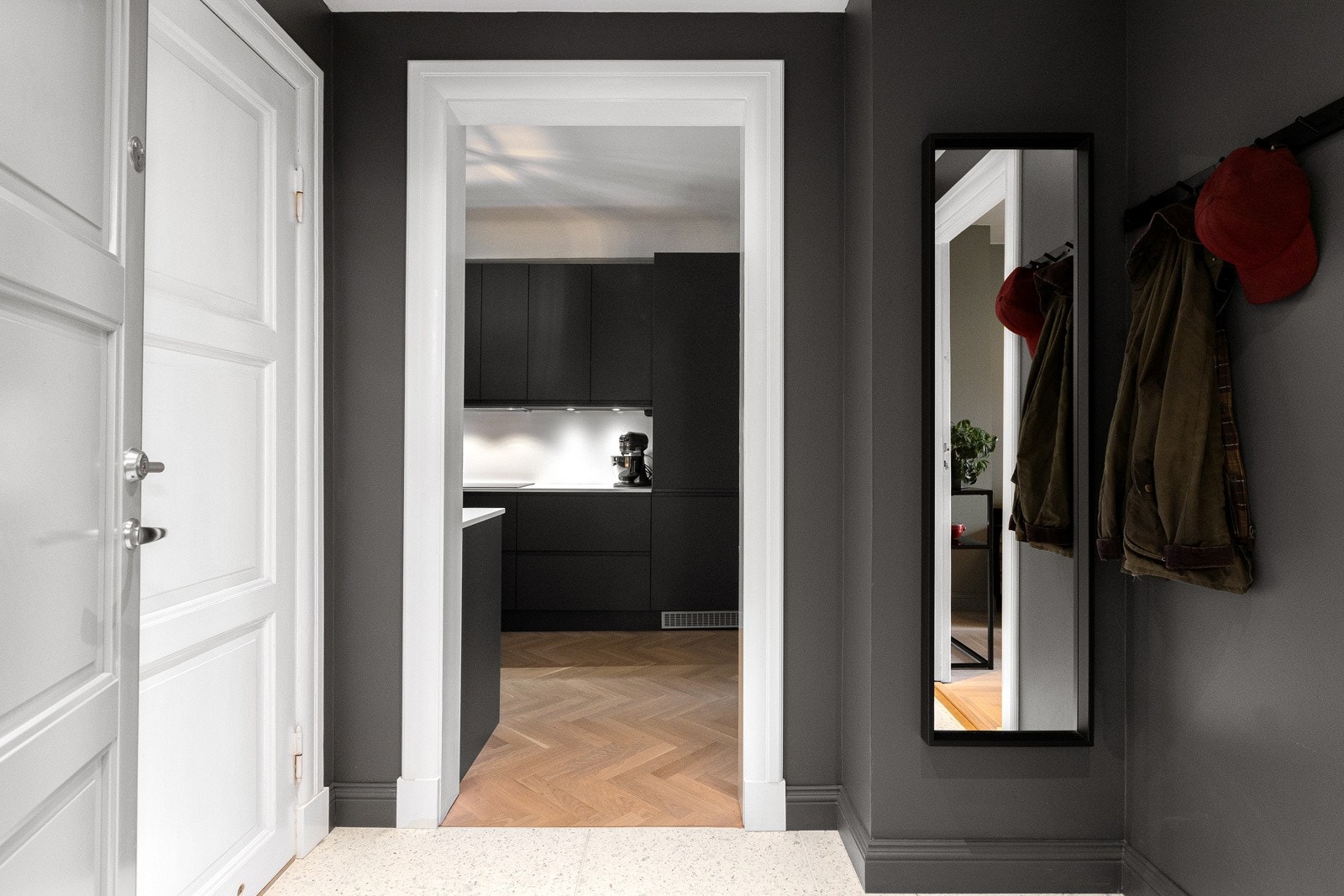 Hyggelig entré med vakre terrazzo-fliser og gulvvarme, som både gir et godt førsteinntrykk og fungerer som det naturlige knutepunktet i leiligheten. Galleribilde