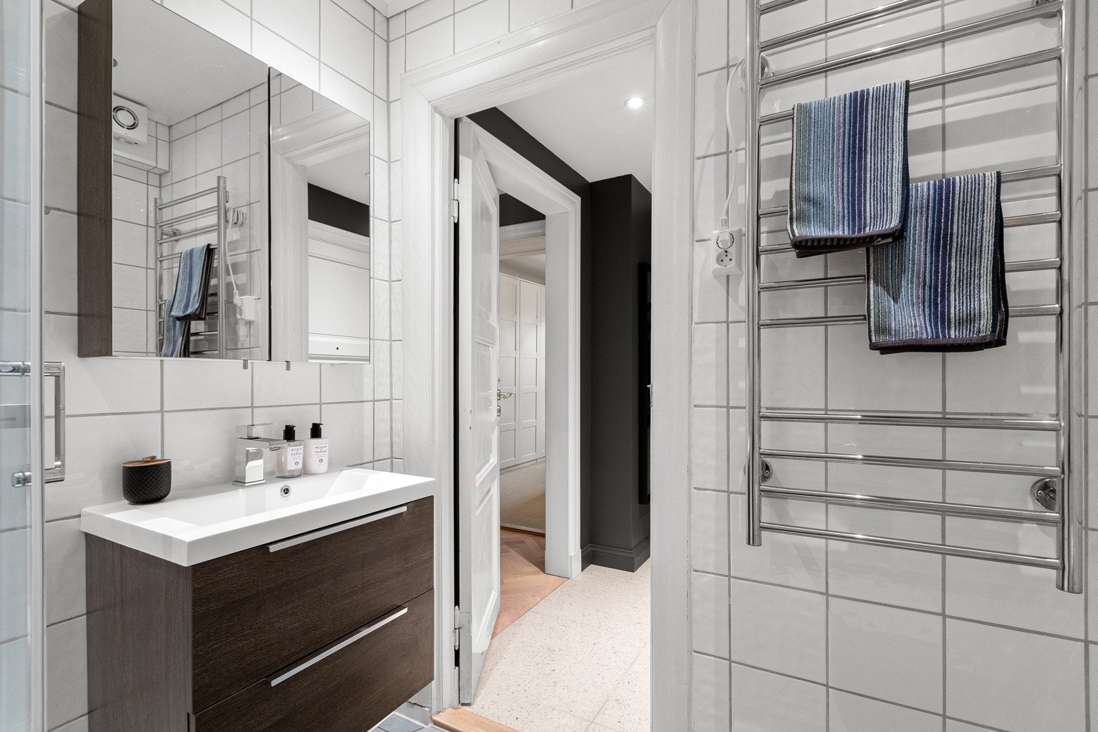 Badet ble oppgradert i 2016 med flis på flis, nytt dusjkabinett, servantskap og håndkletørker. Galleribilde