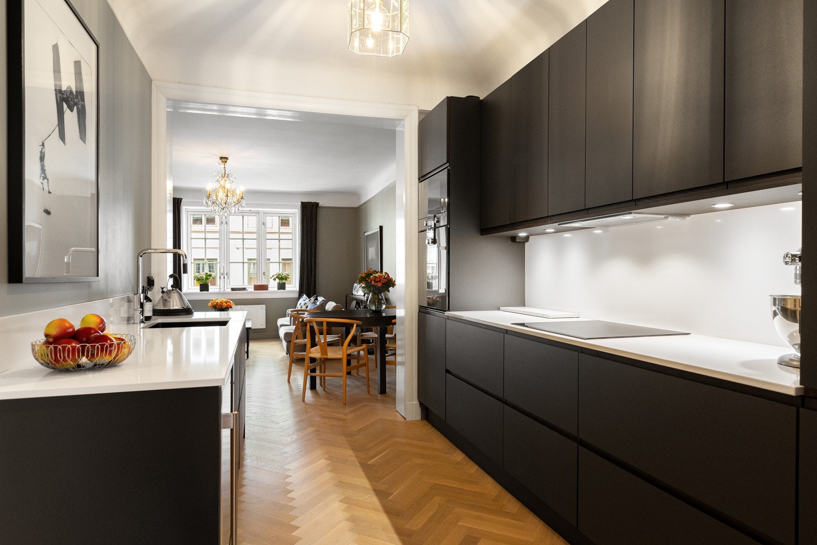 Innbydende og pent Designa-kjøkken fra 2020 med åpen løsning mot stuen. Galleribilde