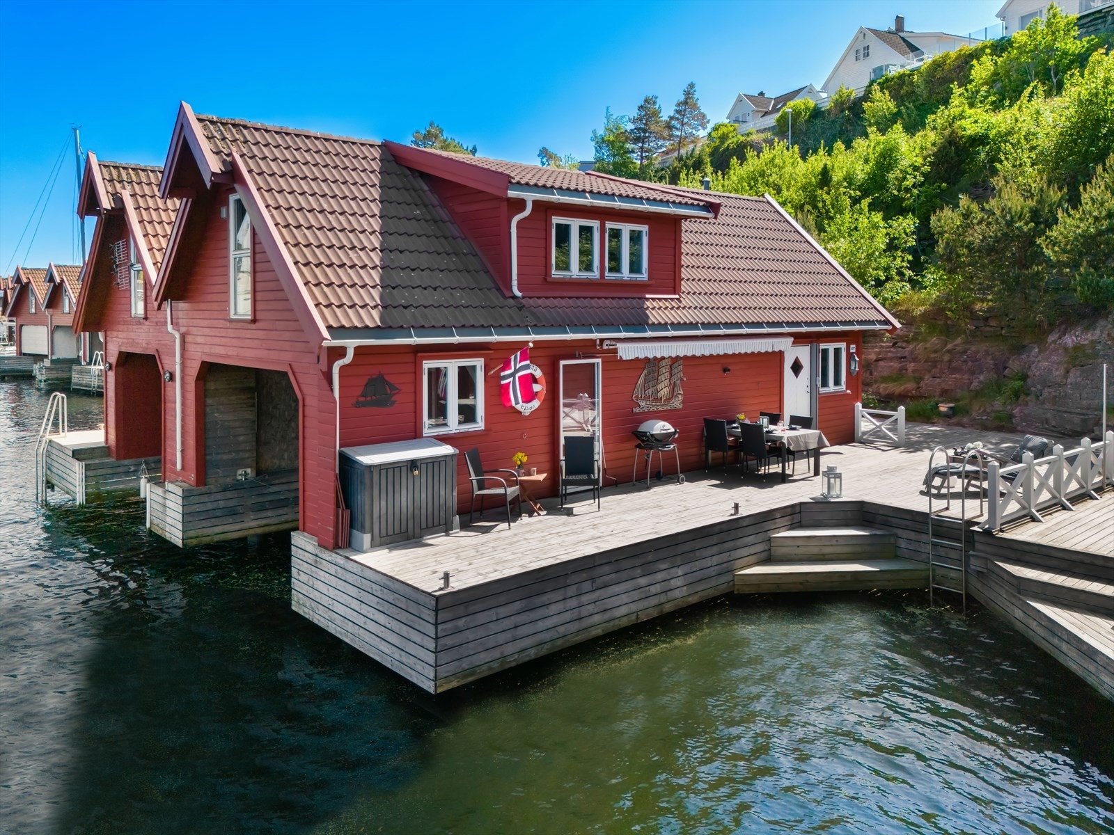 Romslig båthus med solrik uteplass. Flott bryggeanlegg med dypvannsbrygge. Galleribilde