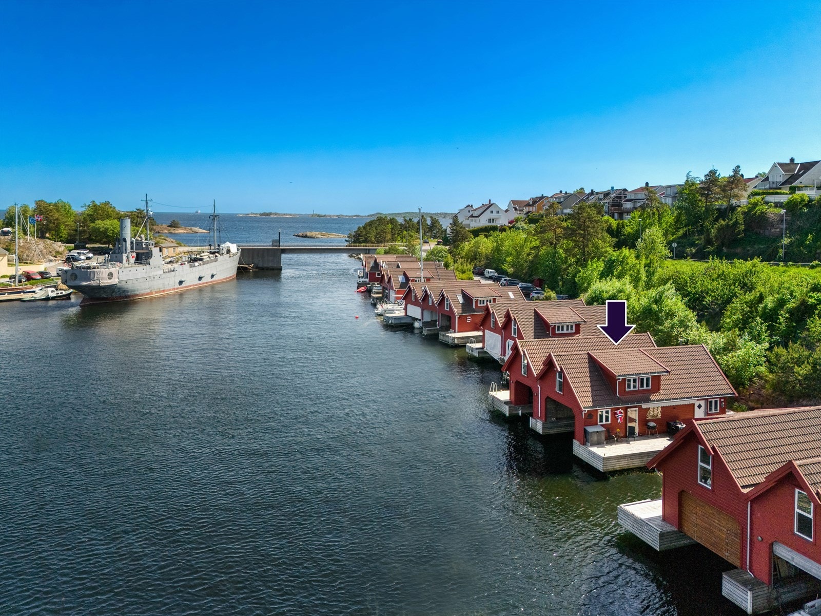 Denne beliggenheten gir enkel tilgang til den naturskjønne skjærgården rundt Kristiansand Galleribilde