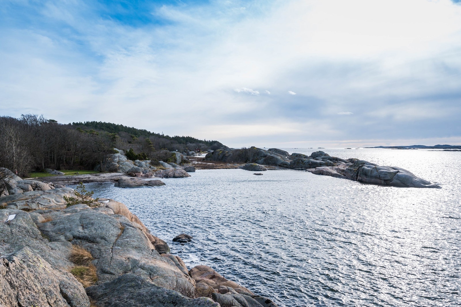 Det er kun få minutters gange ned til den populære badestranden på Bekkevika Galleribilde