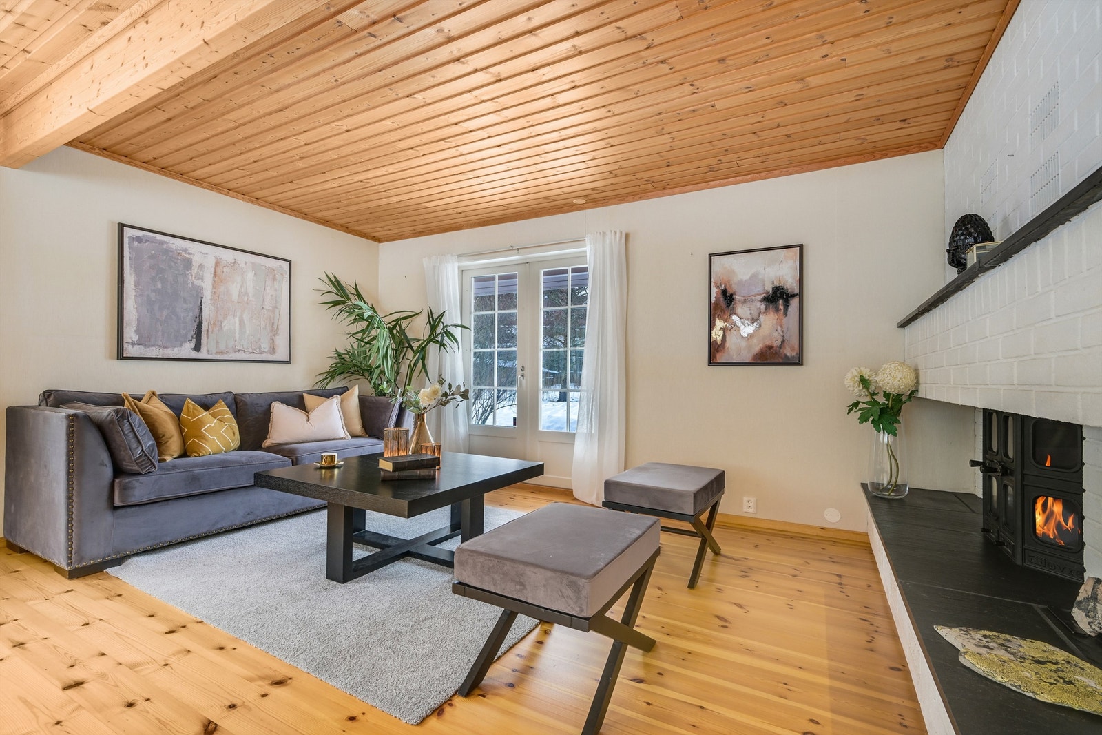 Fra stuen er det utgang til overbygget skiferterrasse og adkomst til hagen Galleribilde