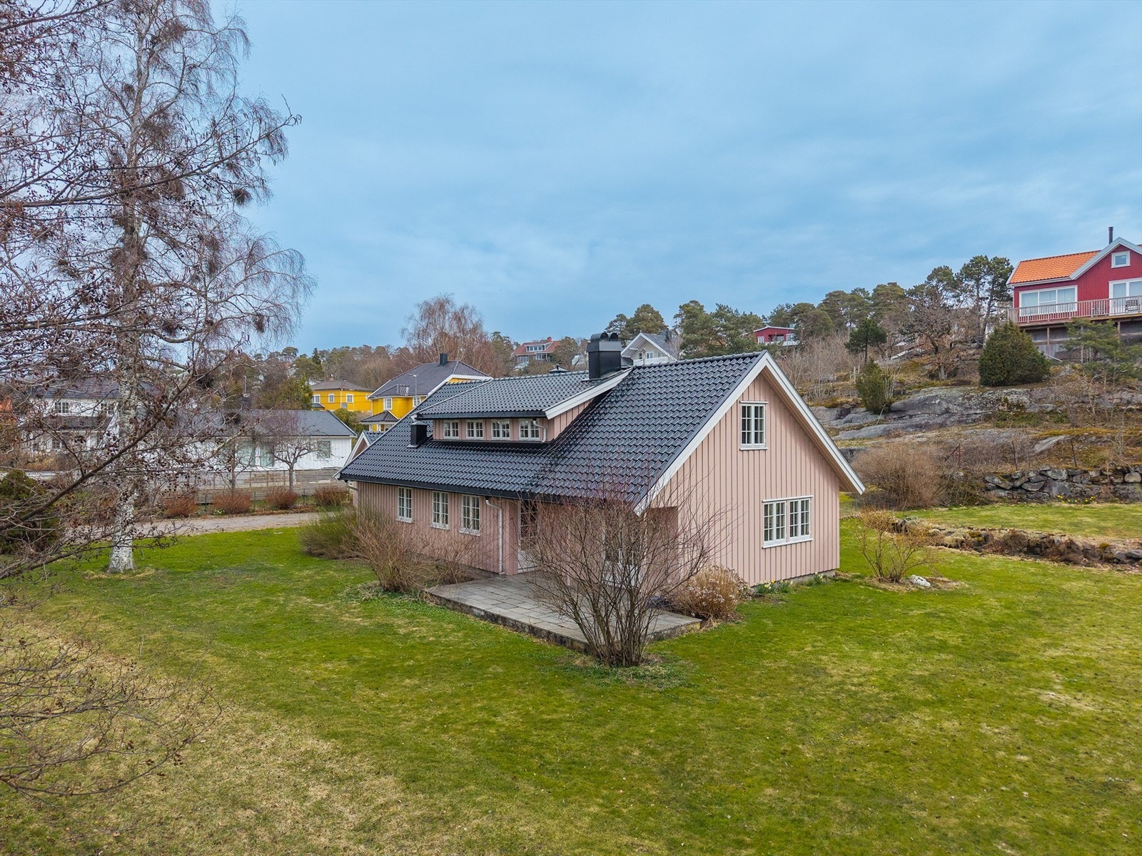 Eiendommen ligger i enden av blindvei, den har hele 3 mål med tomt og grenser mot golfbanen Galleribilde