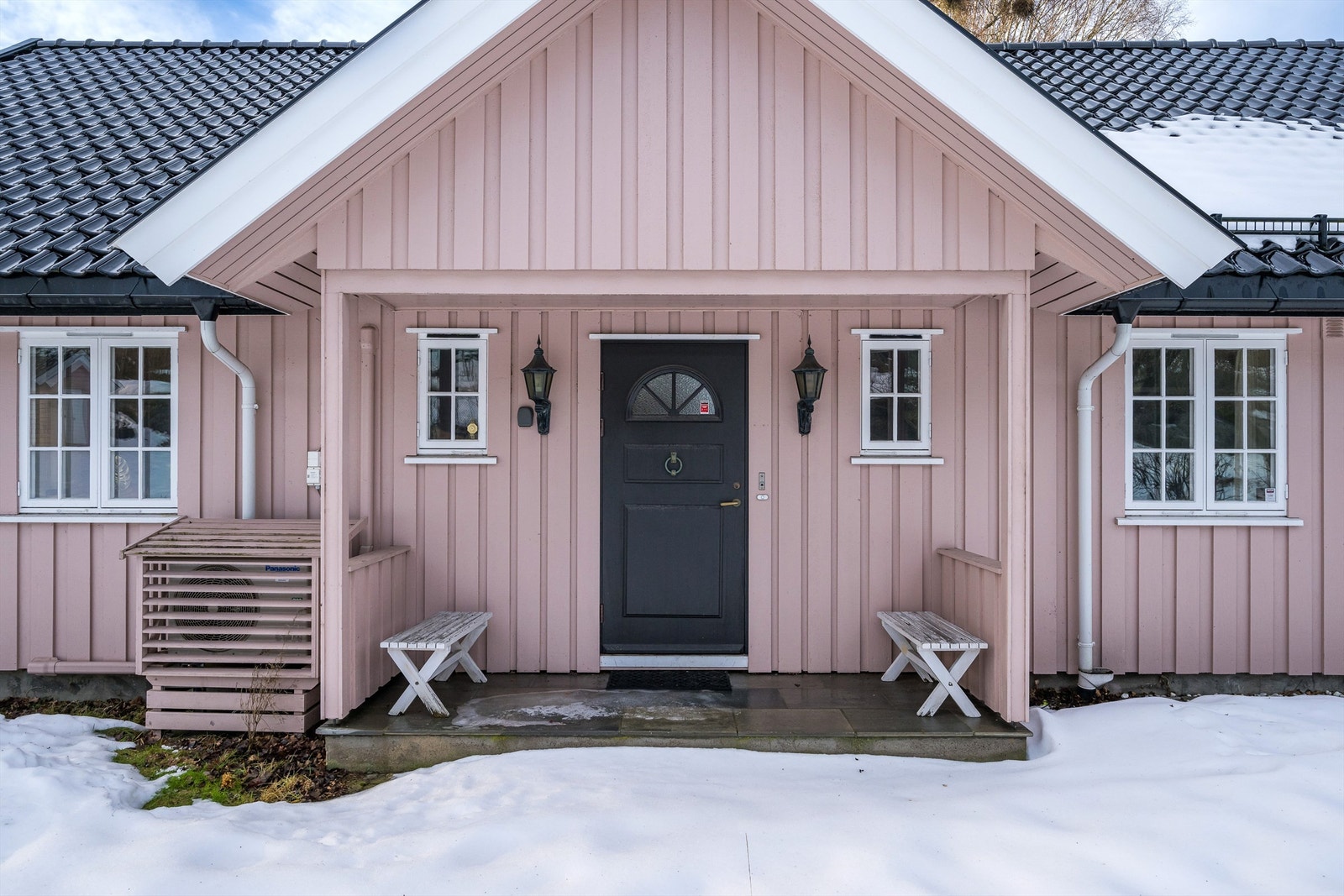 Koselig, overbygget inngangsparti - velkommen inn! Galleribilde
