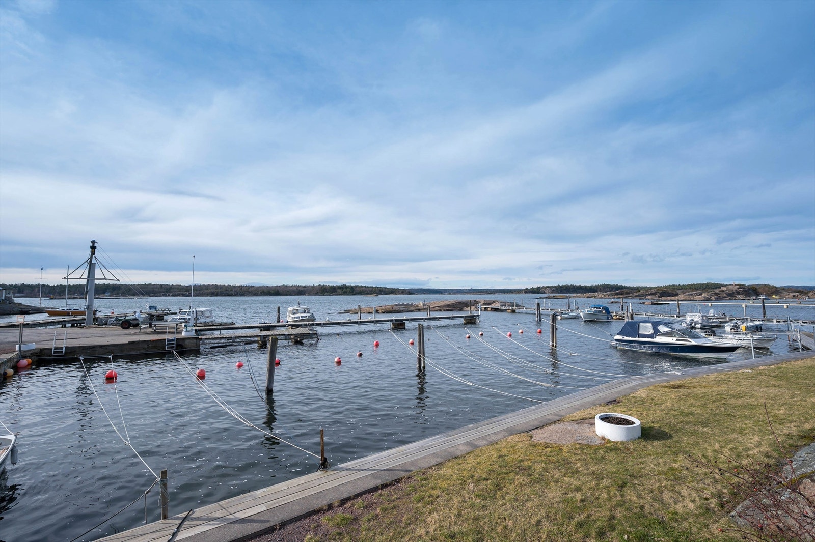 Fra eiendommen er det gangavstand ned til småbåthavnen i Langvika Galleribilde