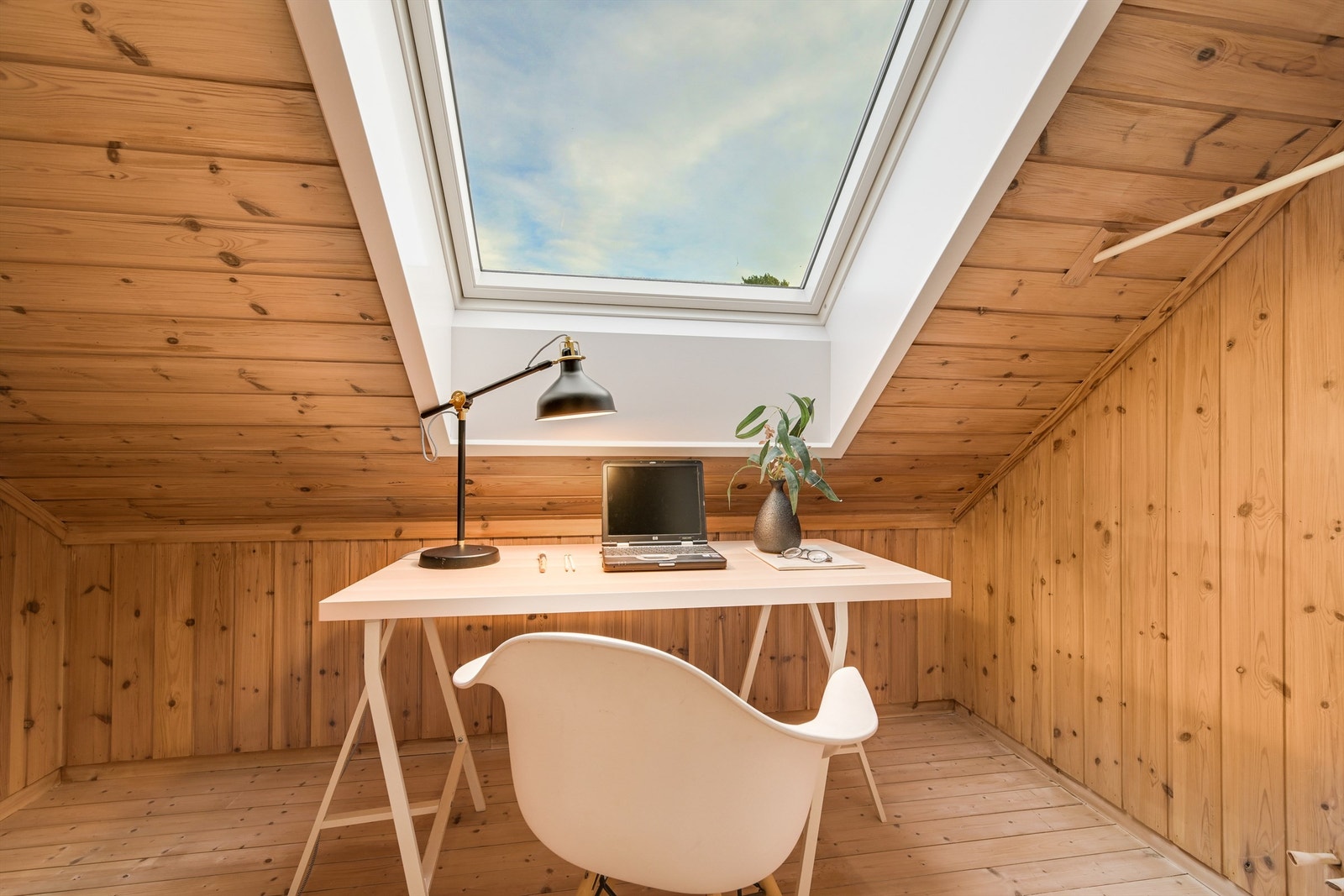 Kontor med takvindu - dette rommet ligger i tilknytning til loftsstuen og takvinduet er med på å gi fantastisk lys inn i rommet Galleribilde