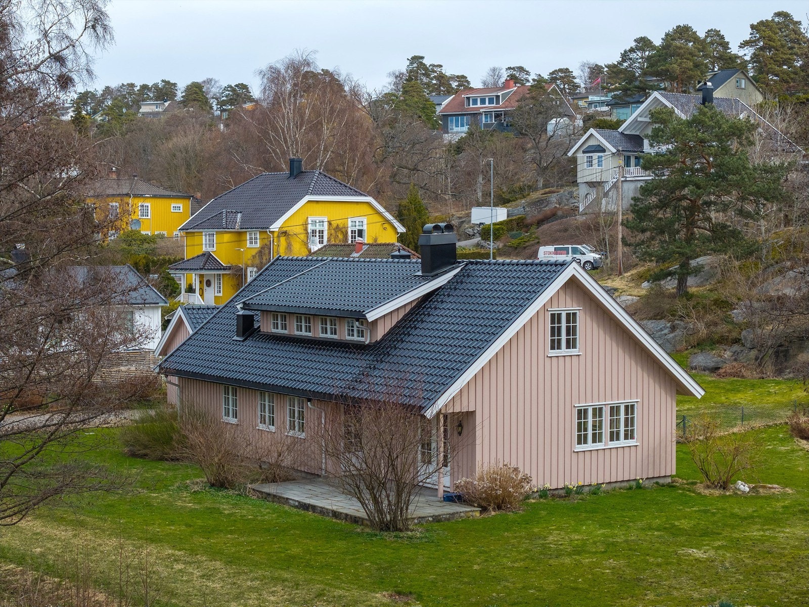 Eiendommen har stor tomt på hele 3 mål med nydelig plenområde, bed og godt avskjermet med trær Galleribilde