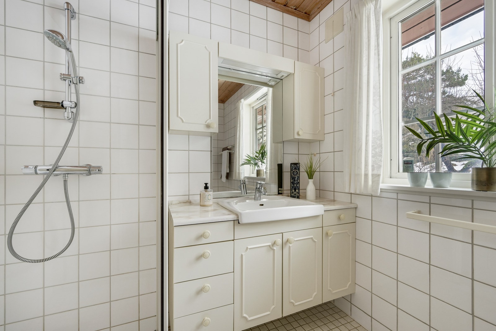 Badet er innredet med badekar, servant og dusj - vegg i vegg ligger toalettrommet Galleribilde