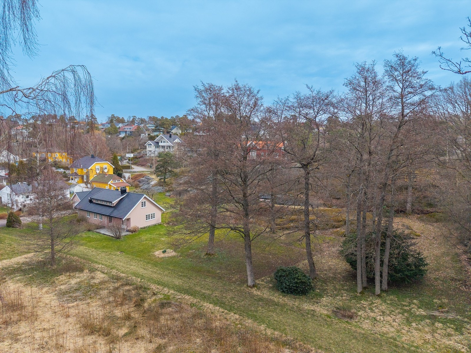 Eiendommen består av to gnr/bnr. Hovedeiendommen 202/122 er 1.900 kvm. I tillegg er det en parsell, 202/114 på 1.177 kvm. Galleribilde