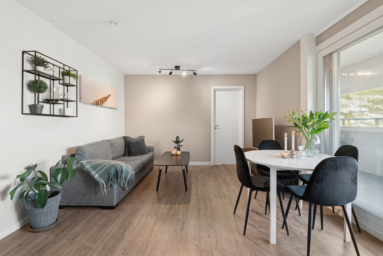 Romslig stue med plass til spiesbord og sofa. Galleribilde