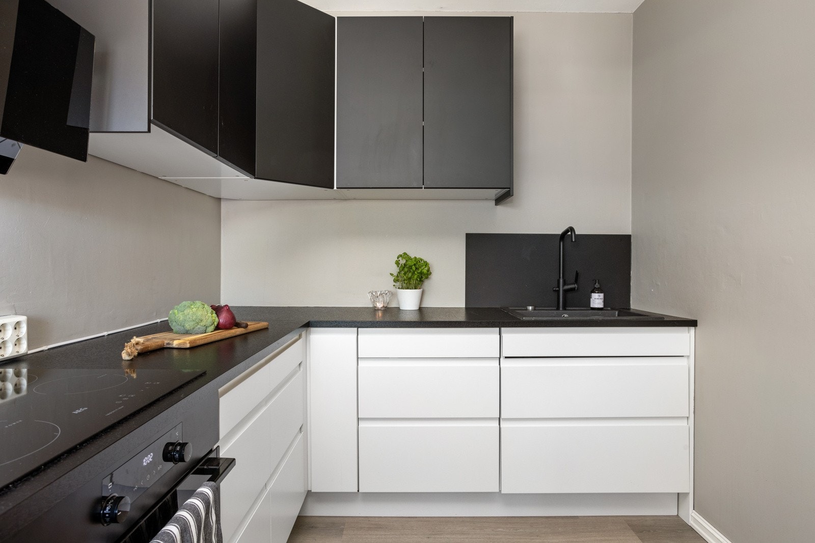 Godt med skap og benkeplass på kjøkken. Galleribilde