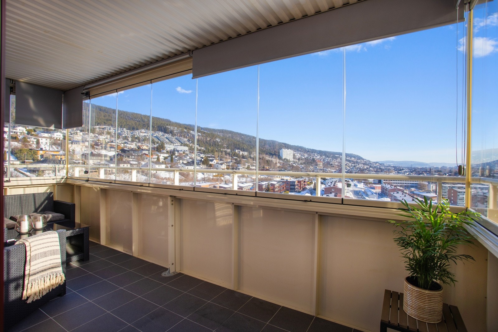 Innglasset balkong på 11 kvm med mulighet for å åpne opp glassene. Galleribilde