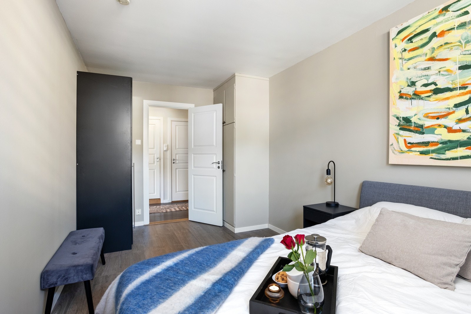 Stort garderobeskap med god plass til oppbevaring på soverom. Galleribilde