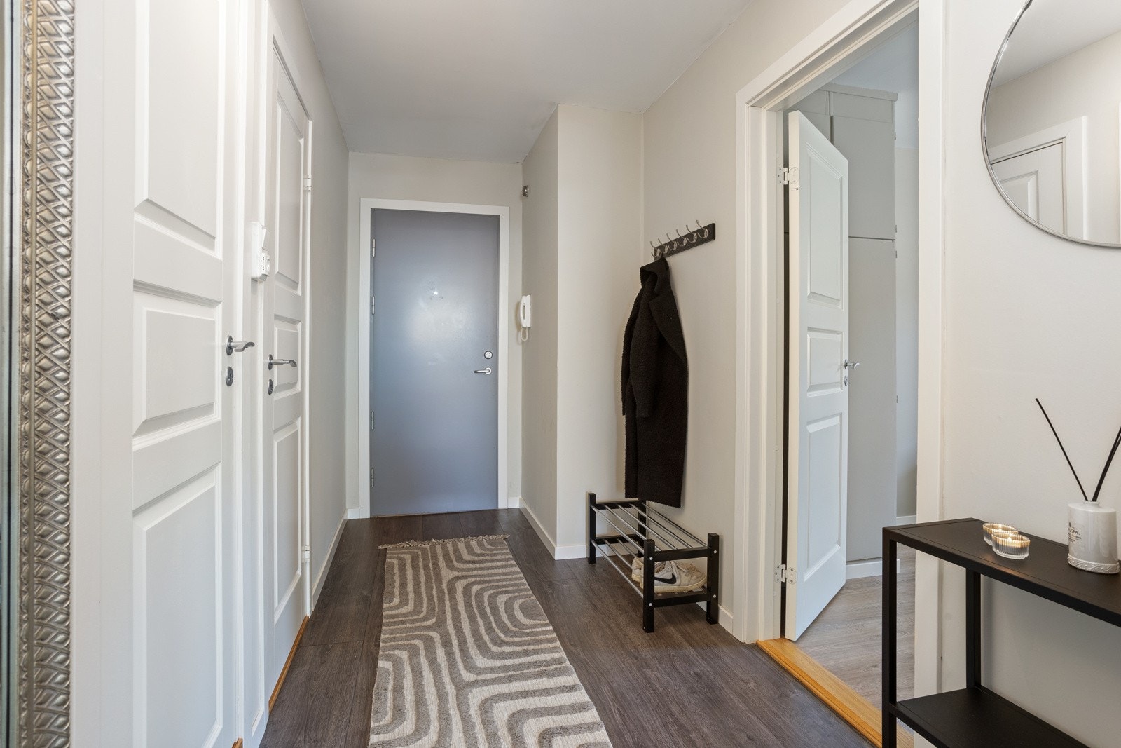 Bred gang med mulighet til oppbevaring av yttertøy. Galleribilde