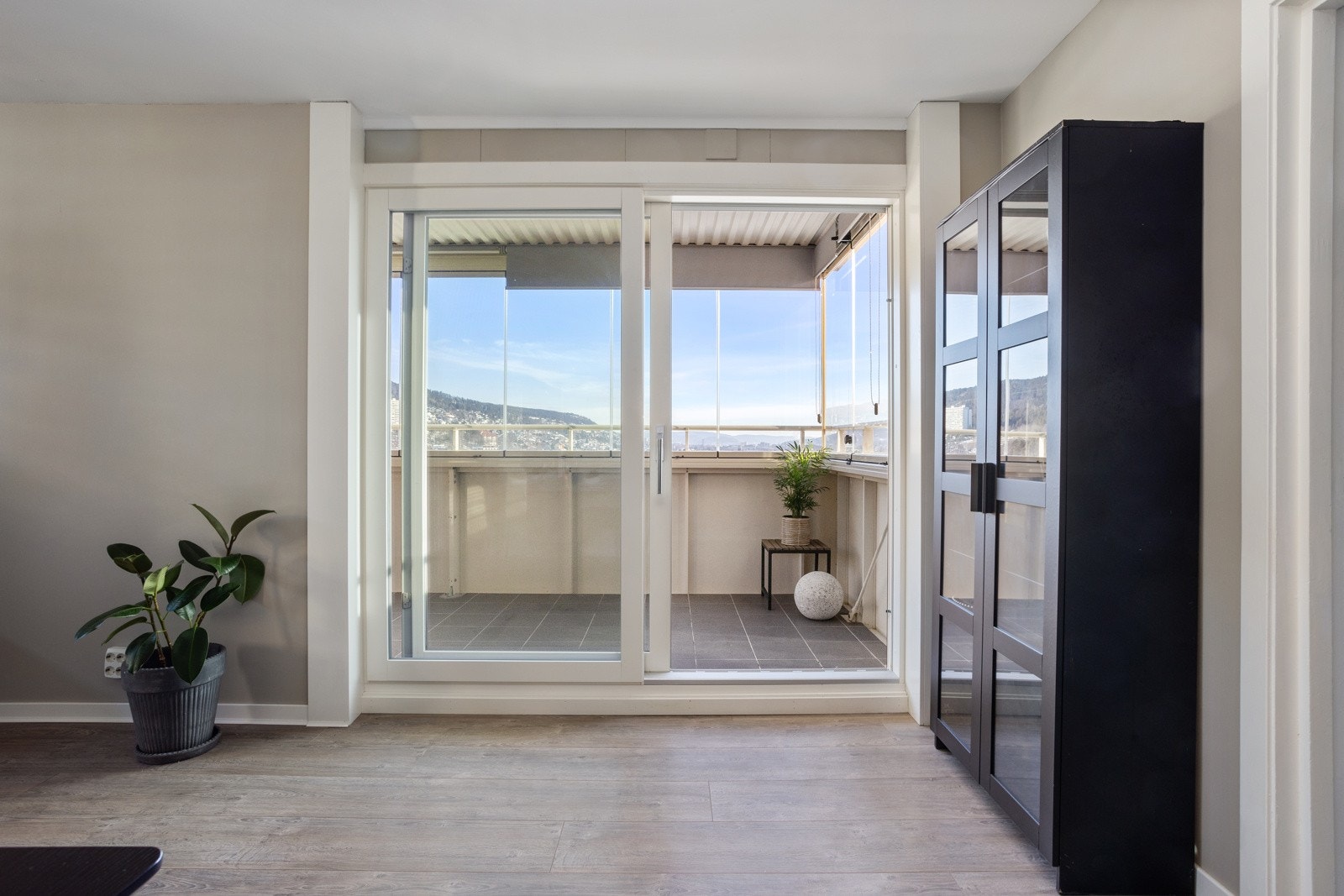 Store vindusflater sørger for godt lysinnslipp i stuen. Galleribilde