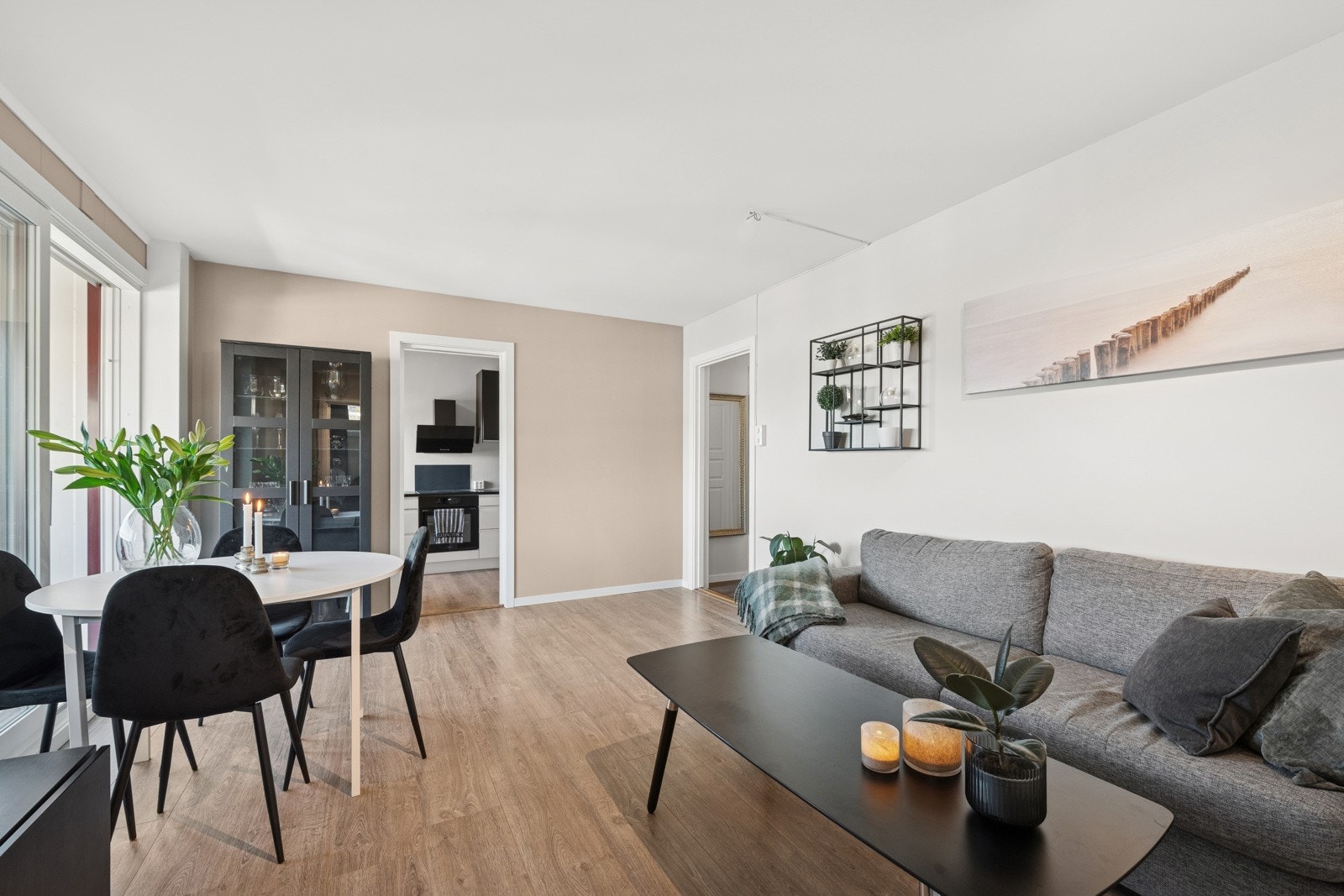 Romslig stue med adskilt kjøkken. Galleribilde