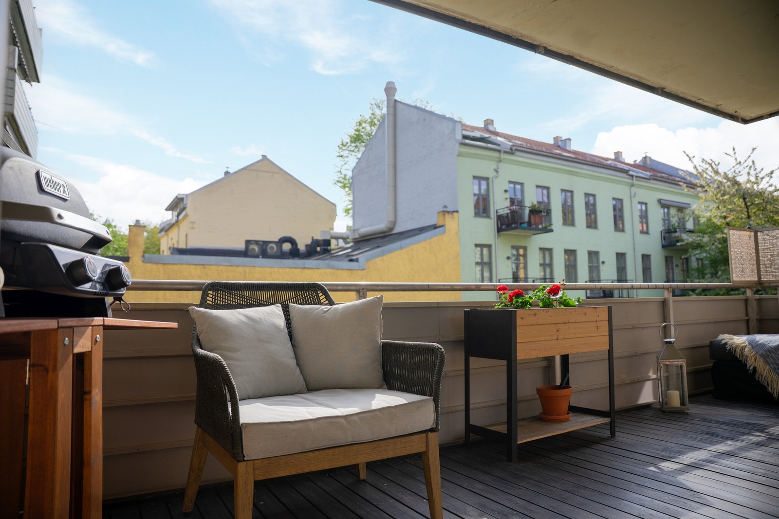 Balkongen vender ut mot sameiets rolige og lune bakgård. Galleribilde