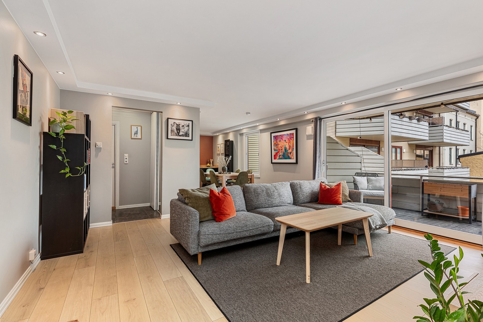 Stuen har rikelig med plass til flere møbleringsalternativer. Galleribilde