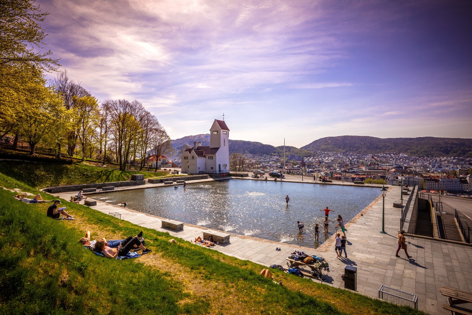- Boligen ligger like bortenfor Skansedammen som er super for bading på sommeren og skøyter på vinteren - Galleribilde