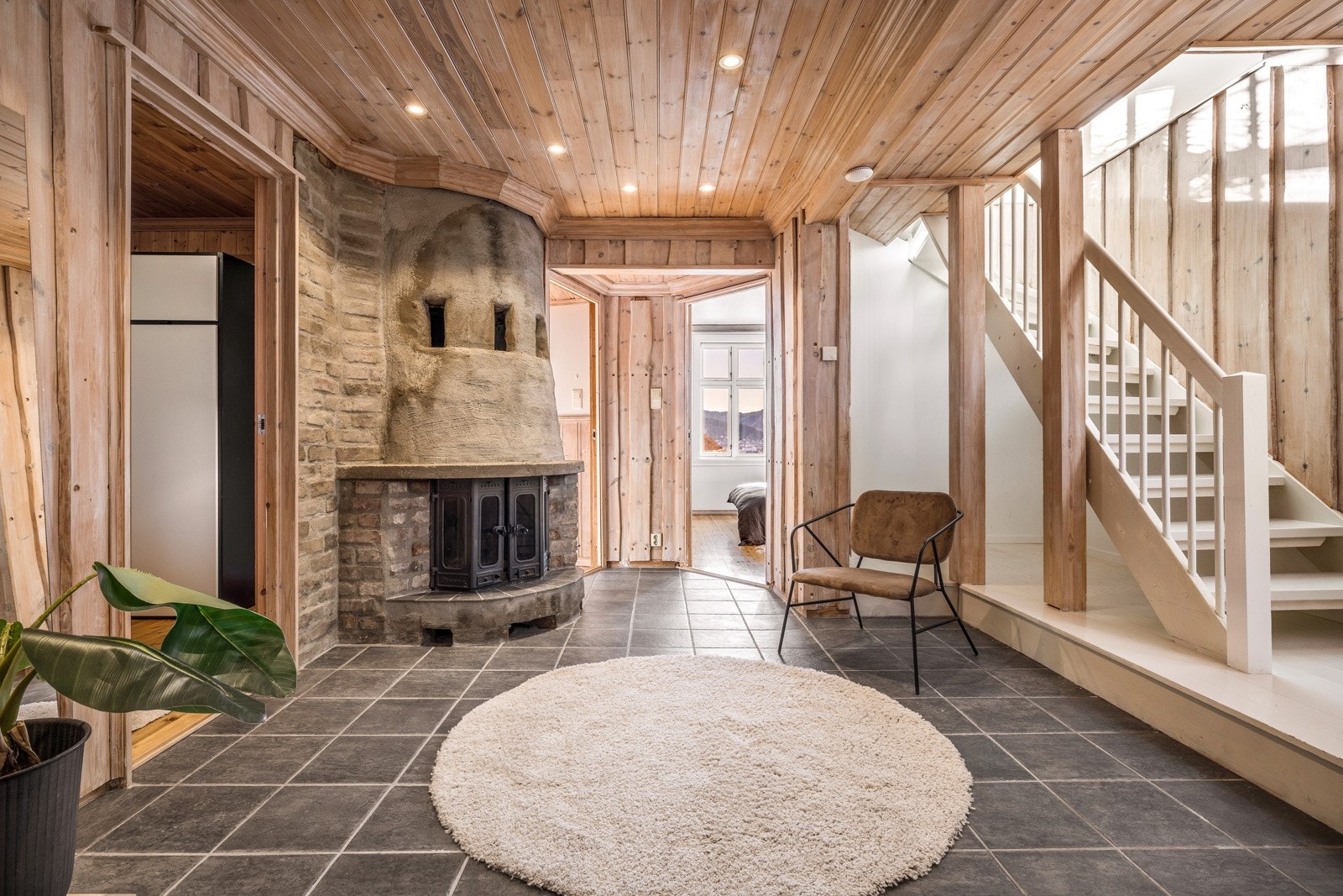 - Inngang fra Krohnengsgaten i tredje etasje, derfra trapp ned til andre etasje. Trappen tar deg ned til en koselig peisestue/oppholdsrom, alt etter hva du ønsker å benytte det som - Galleribilde