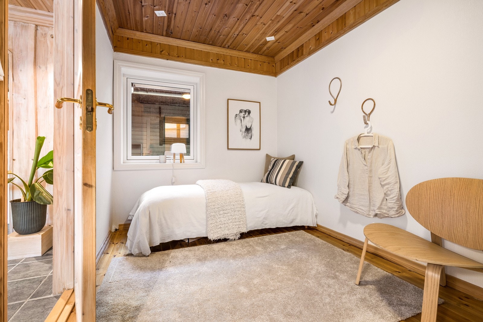 - Soverom nr. 3 holder noe mindre størrelse, men har plass til seng, garderobe og skrivebord - Galleribilde