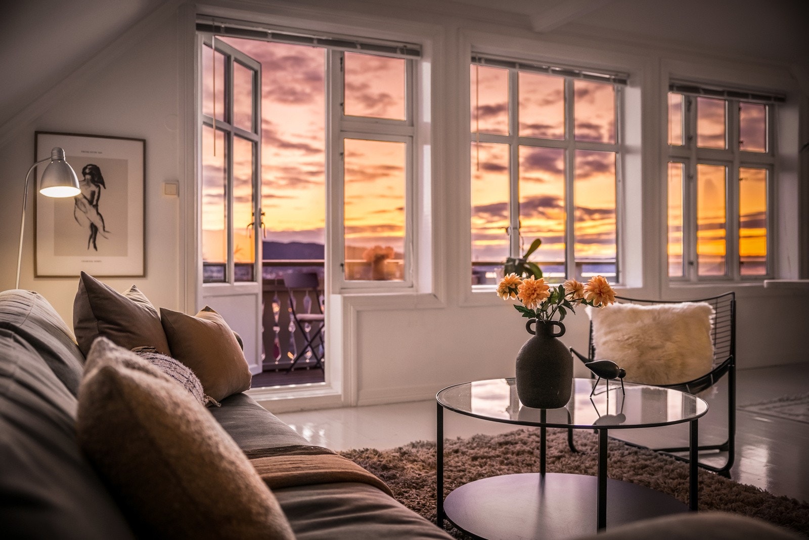 - Stue/kjøkken har vannbåren gulvvarme. De store vinduene gir panoramautsikt over Bergen by - Galleribilde